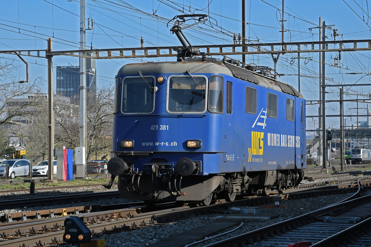 Re 421 381-5 der WRS durchfährt am 08.02.2023 solo den Bahnhof Pratteln.