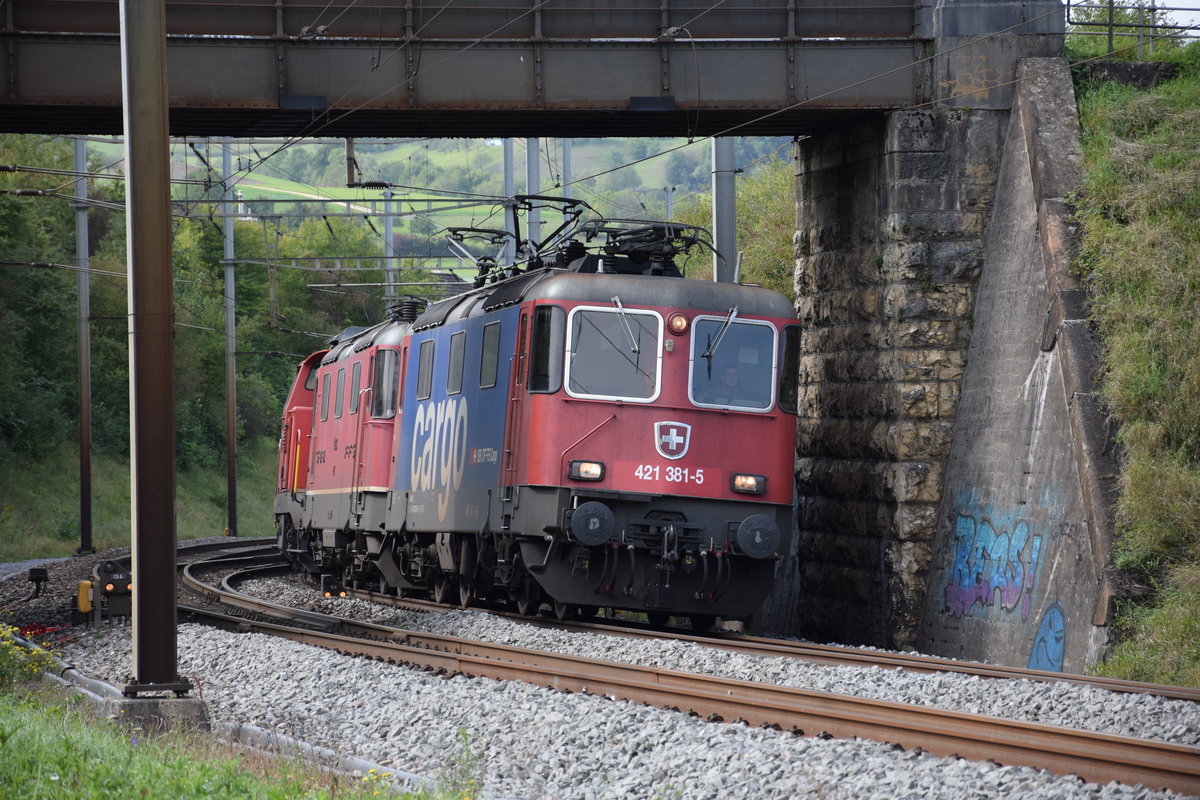 Re 421 381-5 zieht zusammen mit Re 4/4 II 11313 mit einer Bm 4/4 im Schlepp ihren Güterzug am 07.09.2017 aus dem Bahnhof Frick in Richtung Bözberg.
