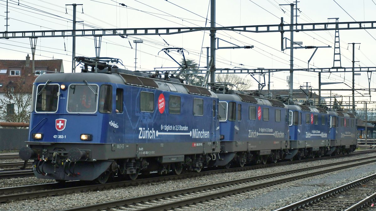 Re 421 383-1, 371-6, 379-9 und 394-8 wurden heute wieder an SBB Cargo übergeben und wurden von Zürich HB in den RBL gefahren. Aufgenommen in Dietikon am 15.12.2020.