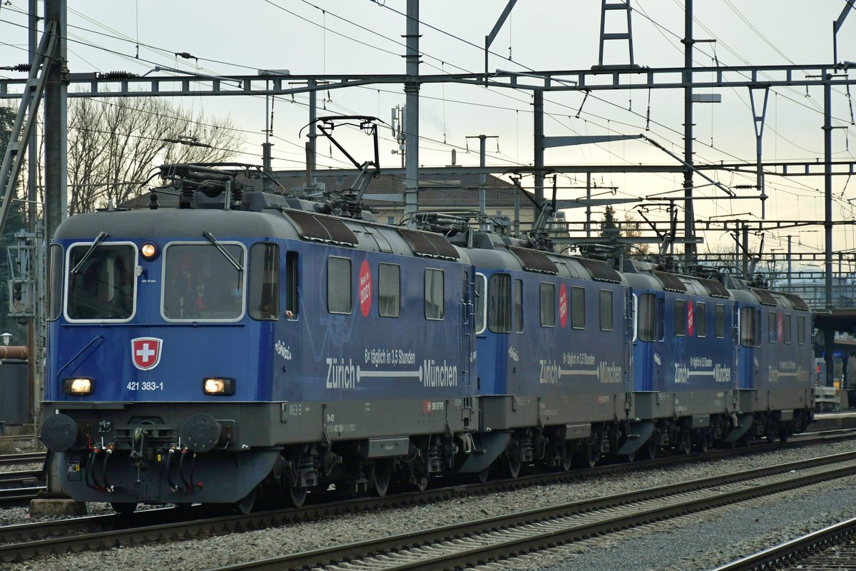 Re 421 383-1, 371-6, 379-9 und 394-8 wurden heute wieder an SBB Cargo übergeben und wurden von Zürich HB in den RBL gefahren. Aufgenommen in Dietikon am 15.12.2020.