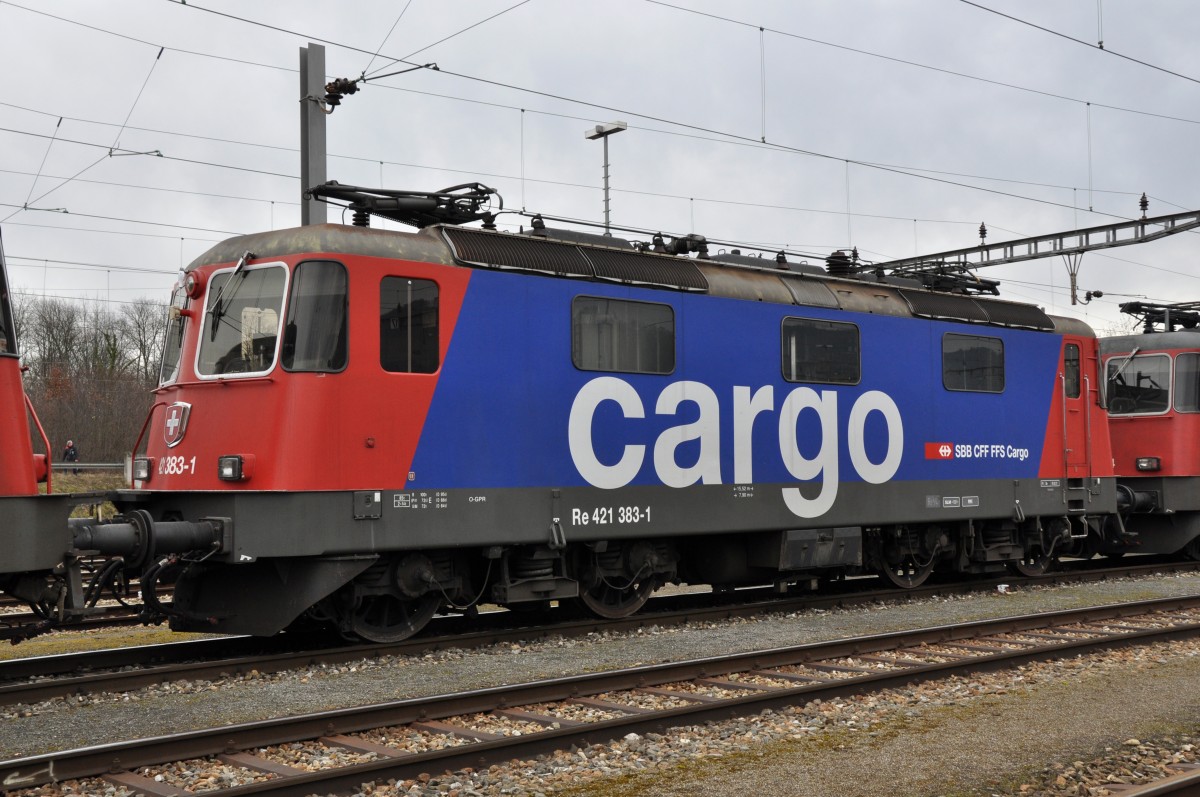 Re 421 383-1 am Güterbahnhof in Muttenz. Die Aufnahme stammt vom 08.20.2014.
