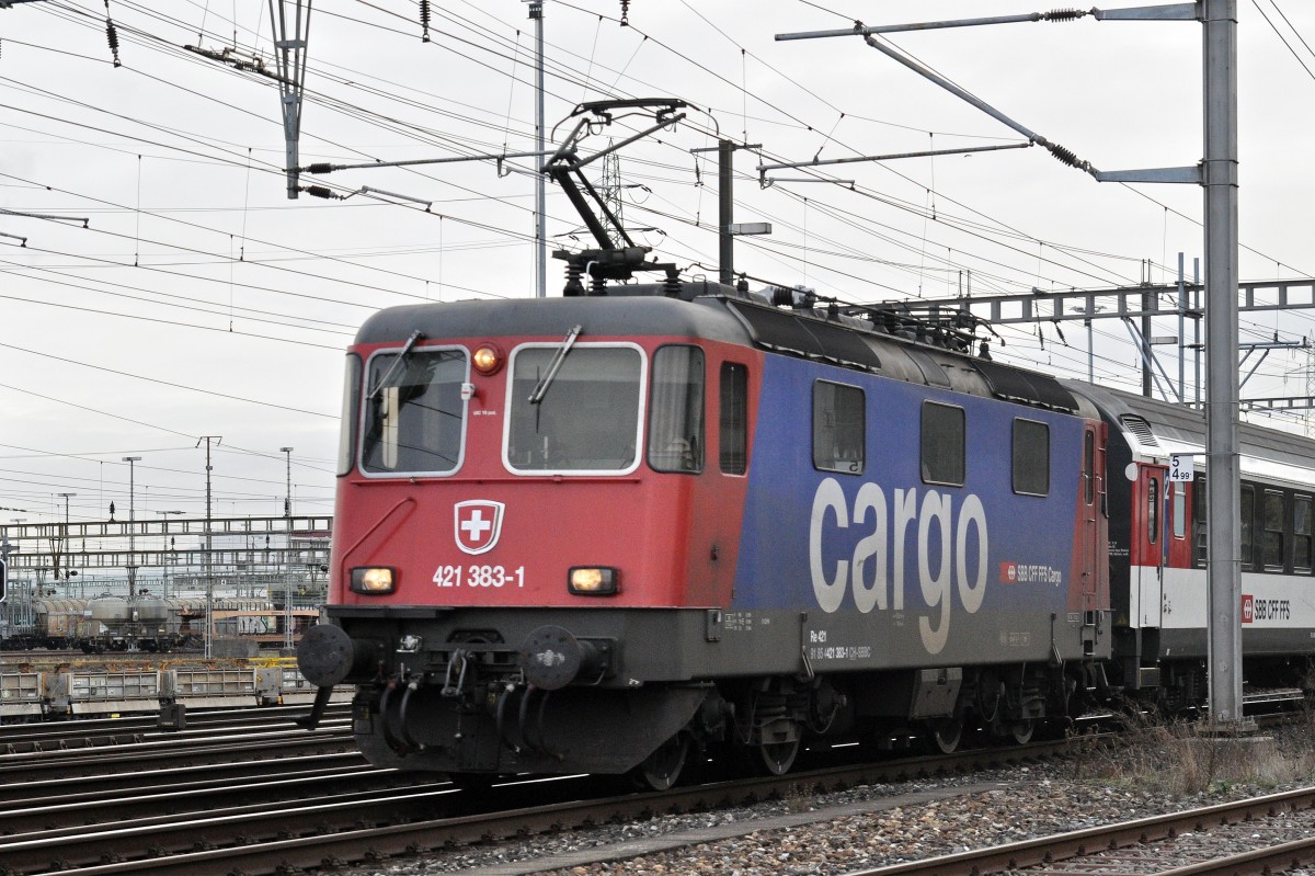 Re 421 383-1 CARGO durchfährt den Bahnhof Muttenz. Die Aufnahme stammt vom 05.02.2016.