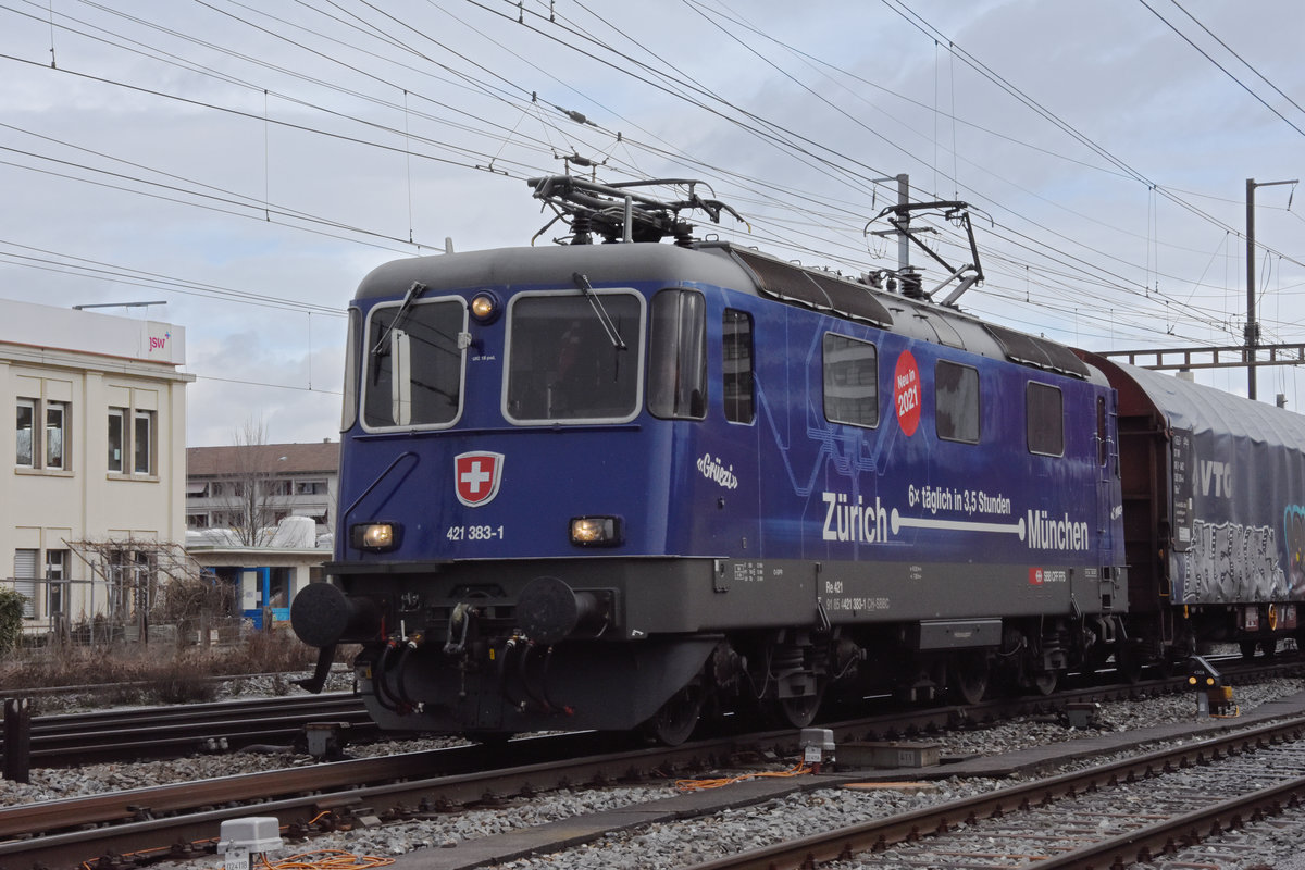 Re 421 383-1 durchfährt den Bahnhof Pratteln. Die Aufnahme stammt vom 25.01.2021.