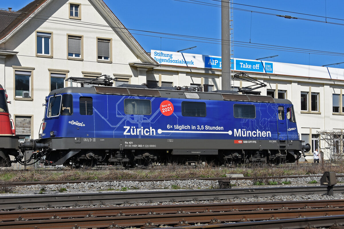 Re 421 383-1 durchfährt den Bahnhof Pratteln. Die Aufnahme stammt vom 30.03.2021.