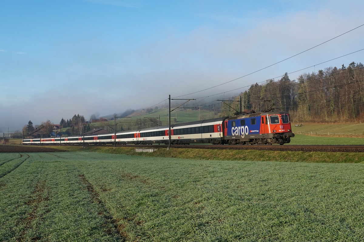 Re 421 383-1 zieht am 20.102.2015 den EC 193 von Schottikon Richtung Elgg.