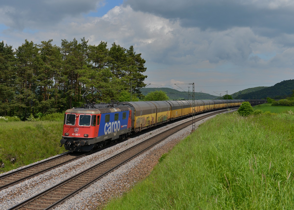Re 421 383 mit einem ARS-Altmann am 28.05.2013 bei Parsberg. 
