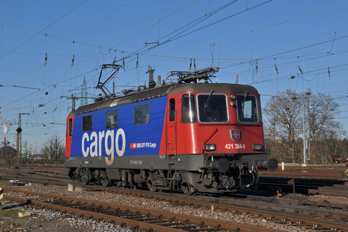 Re 421 384-9 durchfährt den Badischen Bahnhof. Die Aufnahme stammt vom 05.01.2015.
