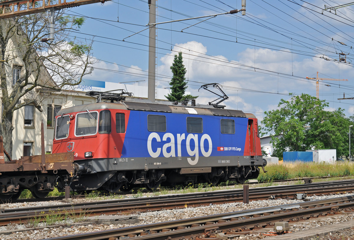 Re 421 384-9 durchfährt den Bahnhof Pratteln. Die Aufnahme stammt vom 28.06.2016.