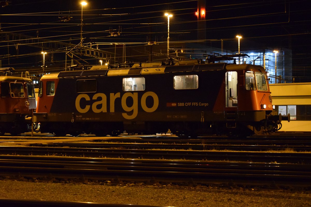 Re 421 386-4 am 24.01.2018 nach der Ankunft im RB Basel, wartend bis der Lokführer den Zug abgekoppelt hat, damit sie zusammen mit ihrer Schwesterlok neue Aufgaben übernehmen kann.