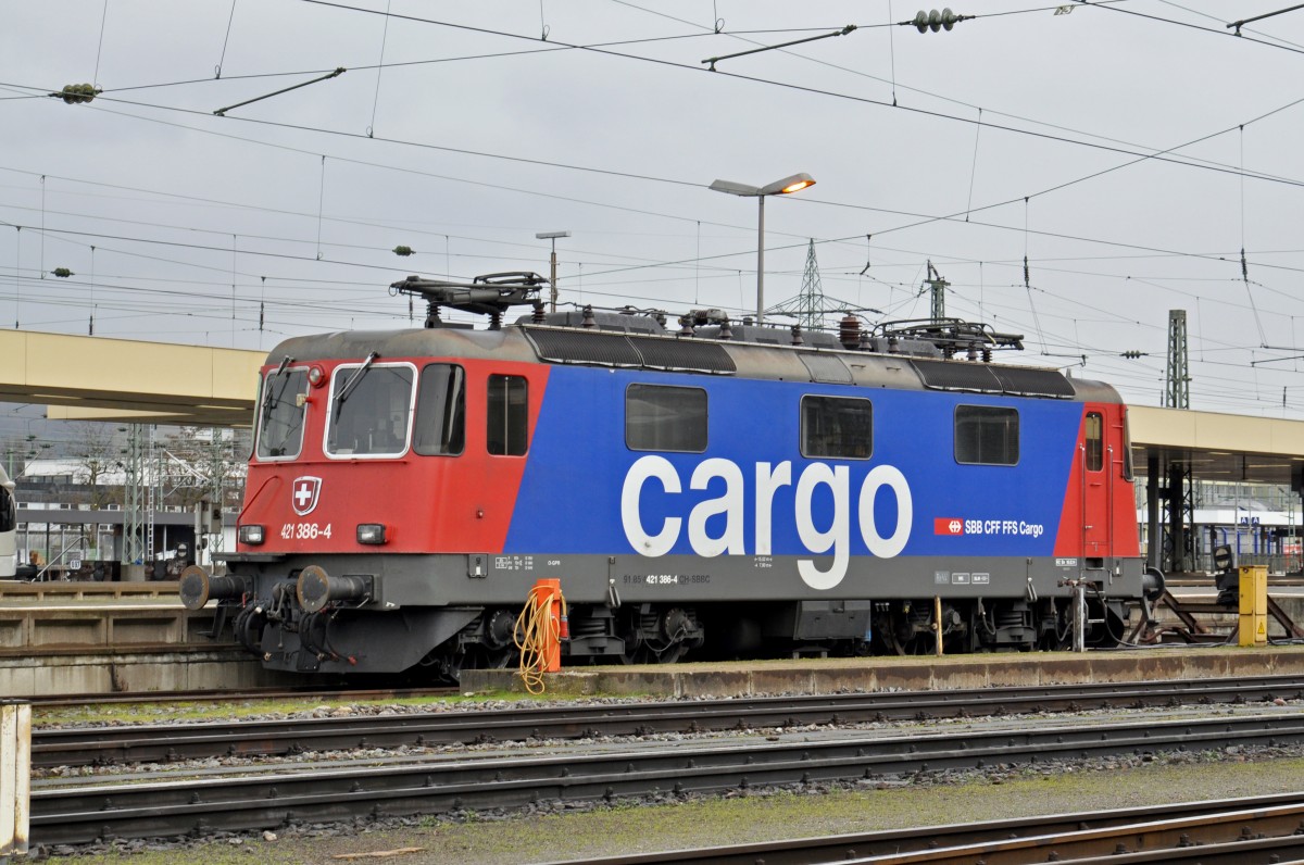 Re 421 386-4 wartet am Badischen Bahnhof auf den nächsten Einsatz. Die Aufnahme stammt vom 02.02.2015.