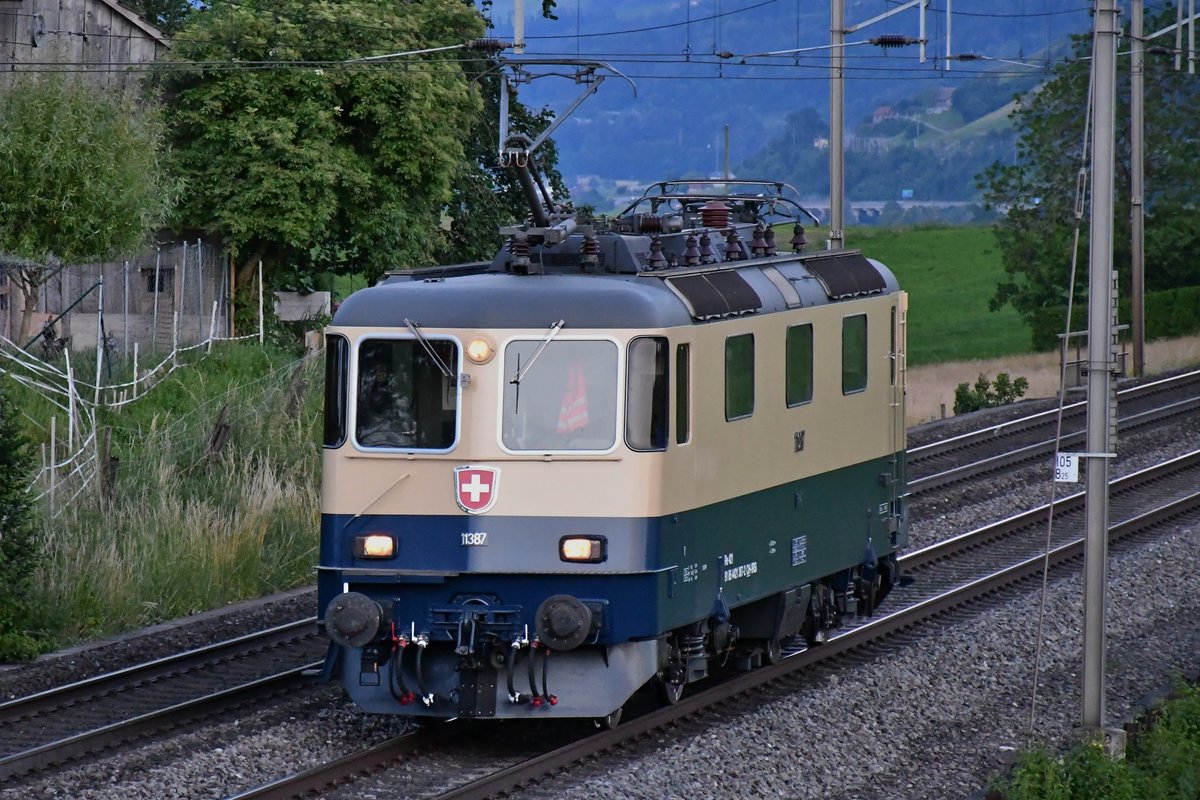 Re 421 387-2 anlässlich der Überführung von Bellinzona nach Basel nun solo unterwegs, aufgenommen zwischen Immensee und Rotkreuz im letzten Fotolicht um 21:14 Uhr am 12.06.2020.