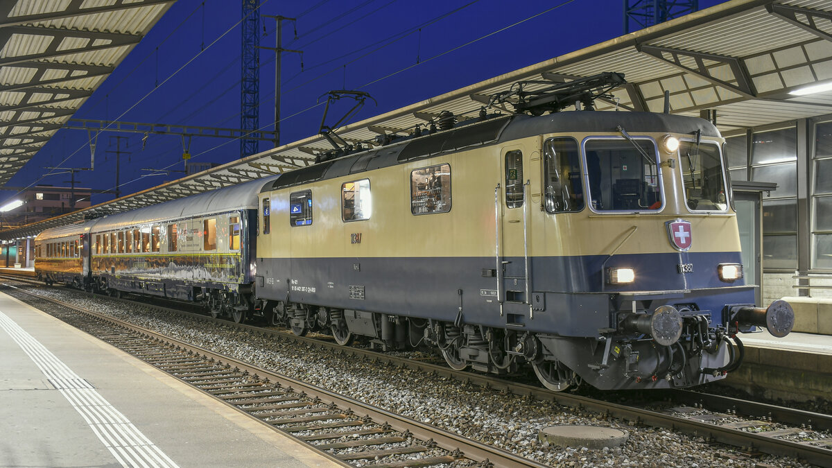 Re 421 387-2 beim Halt in Aarau mit dem Prestige Continental Express. Aufgenommen am Abend des 12.03.2022.