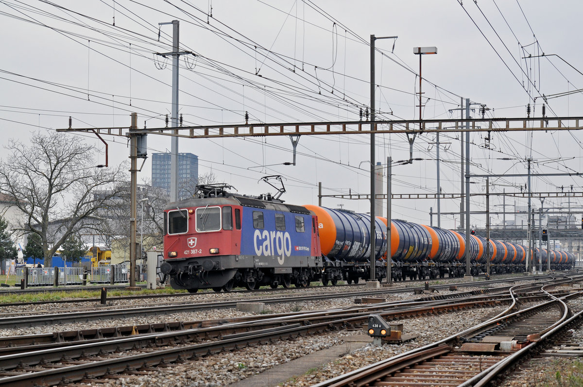 Re 421 387-2 durchfährt den Bahnhof Pratteln. Die Aufnahme stammt vom 09.02.2018.