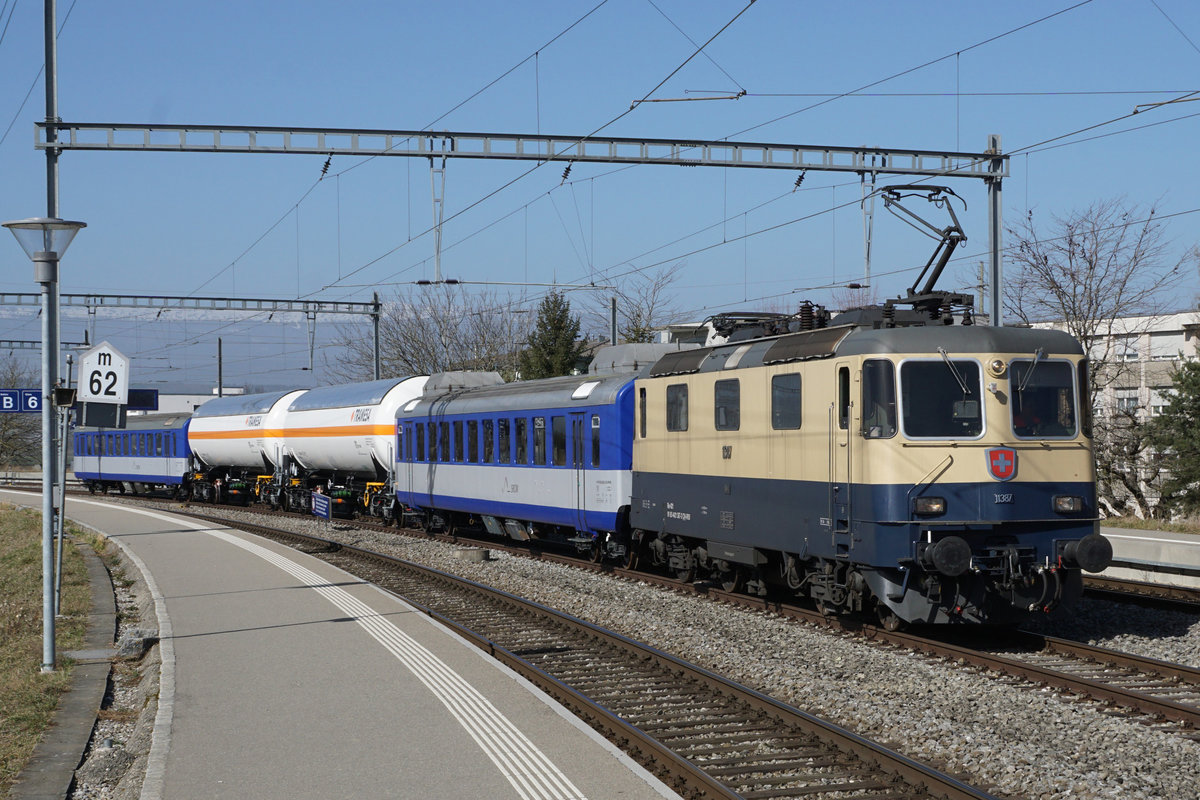 Re 421 387-2 mit Testzug.
Am 25. Februar 2021 wurden zwischen Kerzers und Ins Lärmmessfahrten durchgeführt.
Sämtliche Aufnahmen sind dabei im Raum Kerzers entstanden.
Foto: Walter Ruetsch