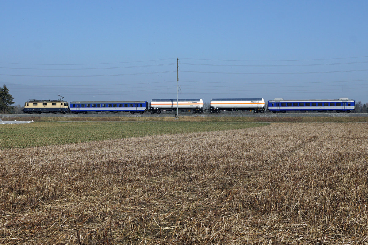 Re 421 387-2 mit Testzug.
Am 25. Februar 2021 wurden zwischen Kerzers und Ins Lärmmessfahrten durchgeführt.
Sämtliche Aufnahmen sind dabei im Raum Kerzers entstanden.
Foto: Walter Ruetsch