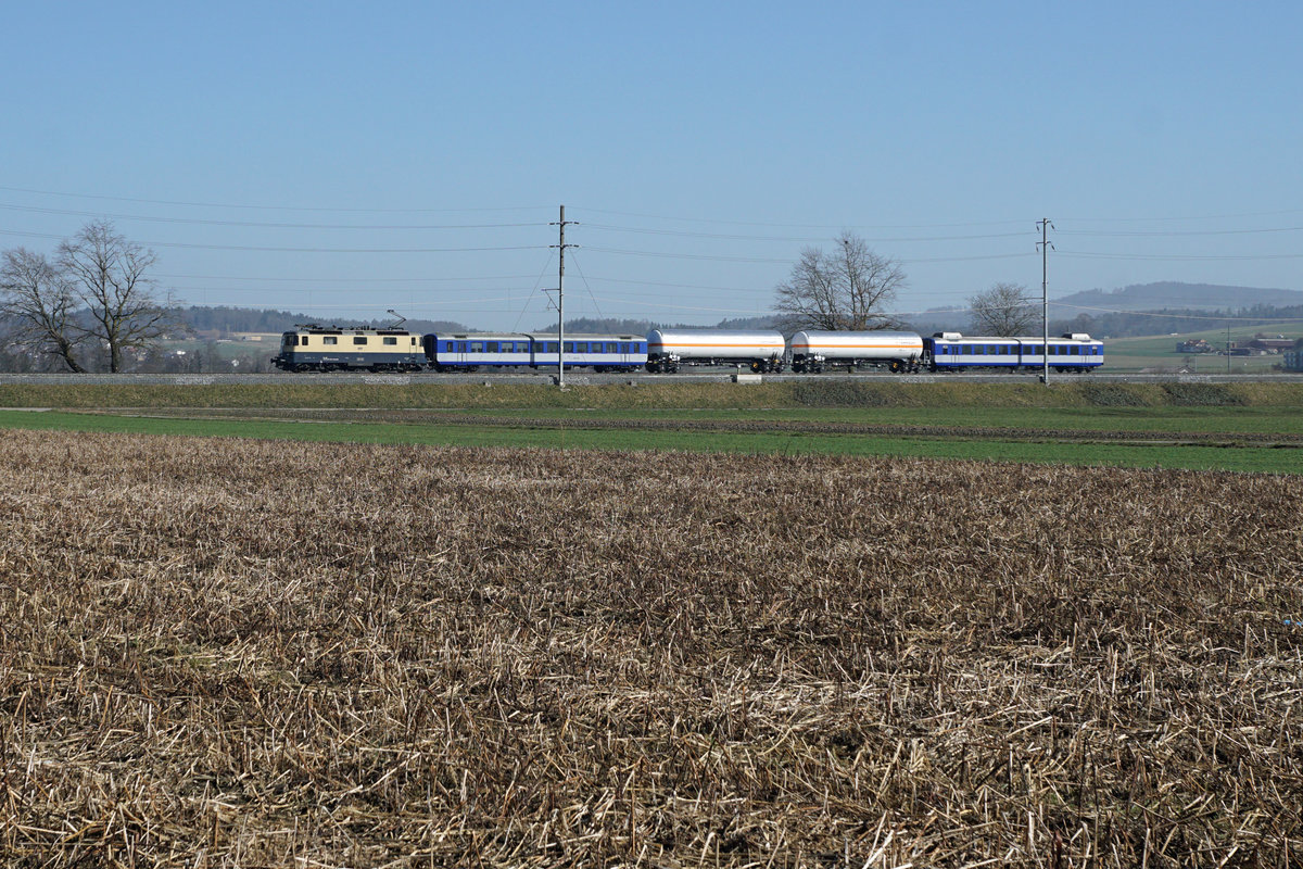 Re 421 387-2 mit Testzug.
Am 25. Februar 2021 wurden zwischen Kerzers und Ins Lärmmessfahrten durchgeführt.
Sämtliche Aufnahmen sind dabei im Raum Kerzers entstanden.
Foto: Walter Ruetsch