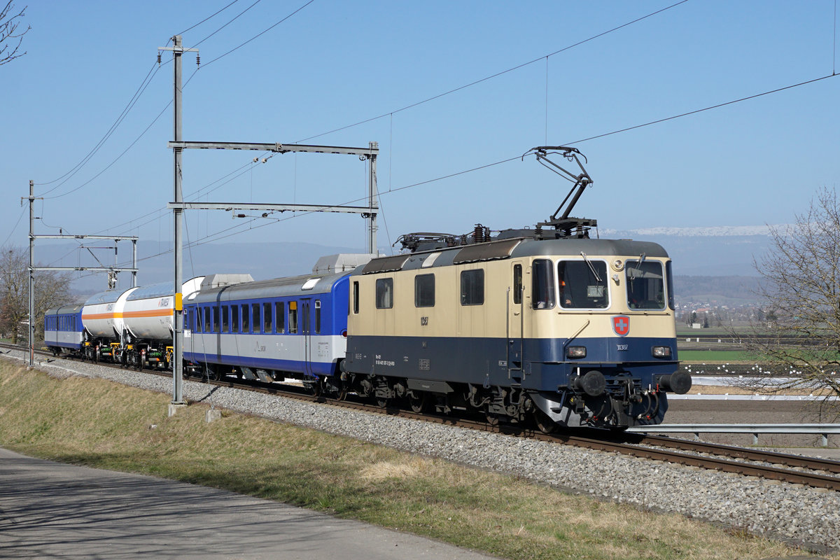 Re 421 387-2 mit Testzug.
Am 25. Februar 2021 wurden zwischen Kerzers und Ins Lärmmessfahrten durchgeführt.
Sämtliche Aufnahmen sind dabei im Raum Kerzers entstanden.
Foto: Walter Ruetsch