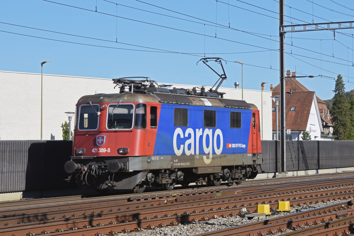 Re 421 389-8 durchfährt den Bahnhof Sissach. Die Aufnahme stammt vom 04.10.2018.