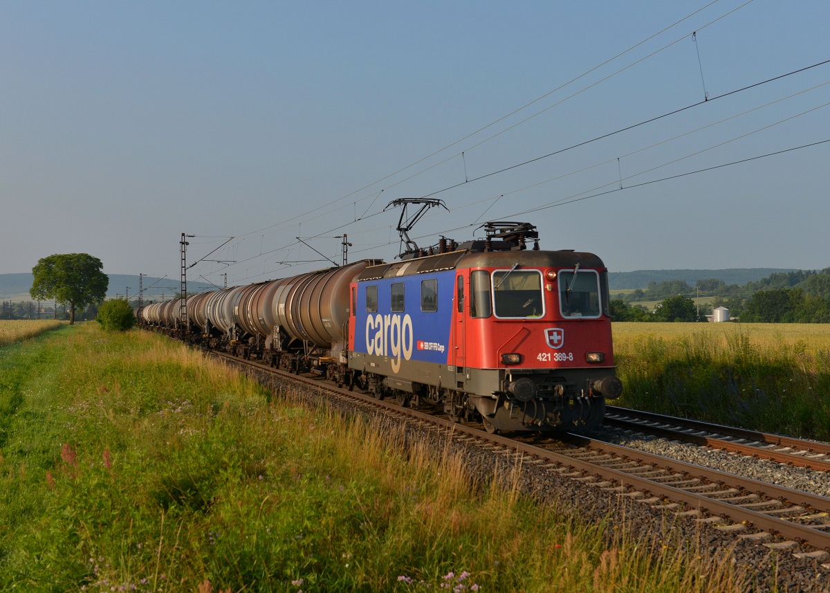Re 421 389 mit einem Kesselzug am 06.07.2013 bei Himmelstadt.