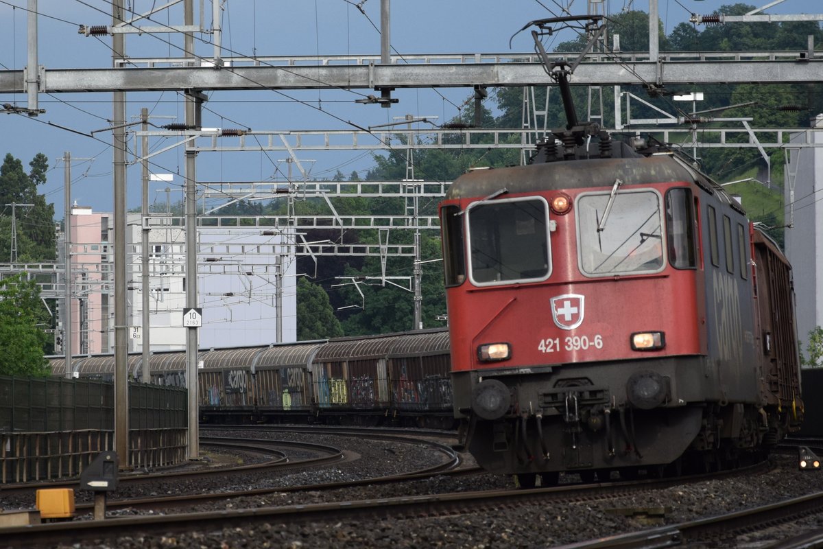 Re 421 390-6 durchfährt mit ihrem Güterzug am 30.05.2018 den Bahnhof Lenzburg in Richtung Aarau.