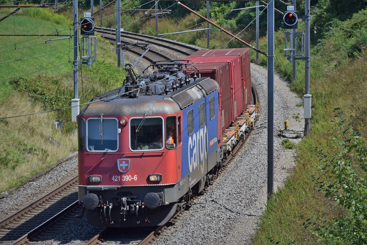 Re 421 390-6 unterwegs mit einem Wagen im Schlepptau am 08.08.2019, aufgenommen bei Niederbipp.