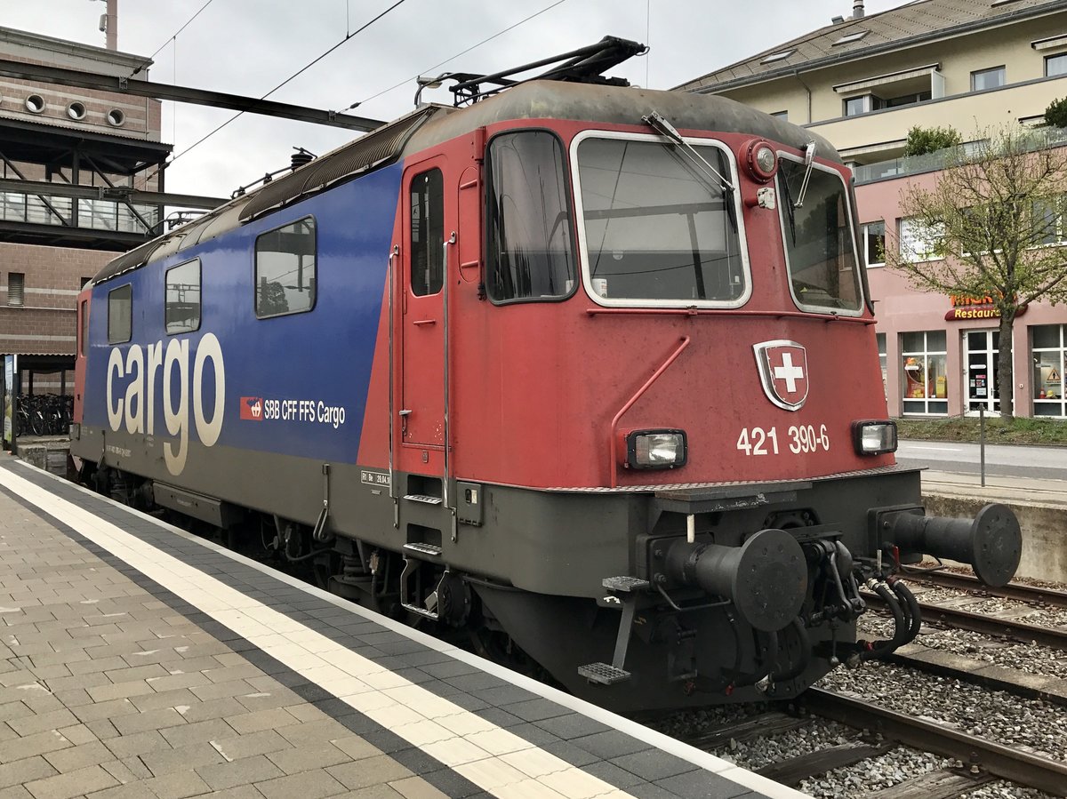 Re 421 390 am 2.4.17 beim Bhf Spiez abgestellt.