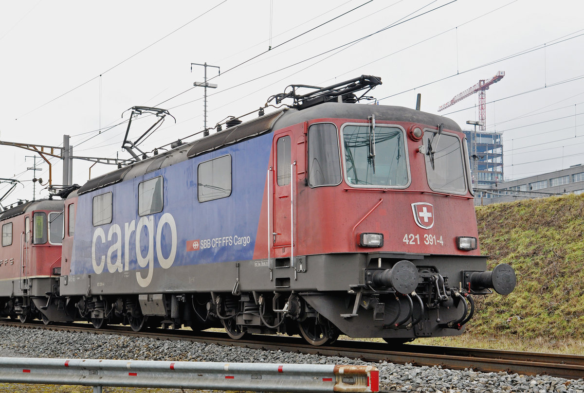 Re 421 391-4 wartet beim Güterbahnhof Muttenz auf den nächsten Einsatz. Die Aufnahme stammt vom 06.02.2017.