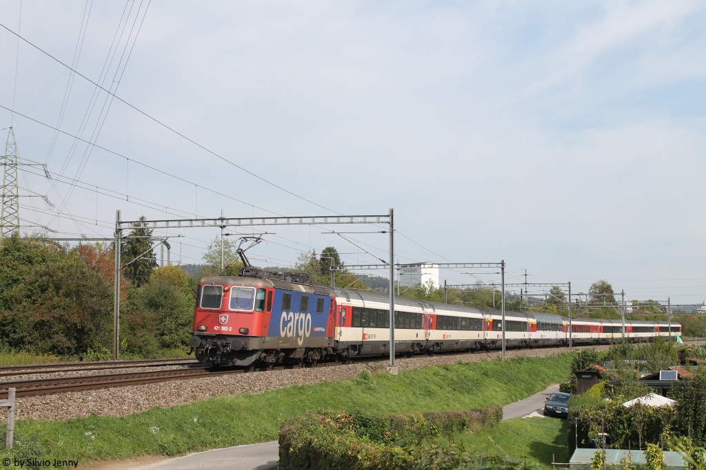 Re 421 392-2 am 21.9.2018 bei der Tössmühle (Winterthur) als EC 196 nach Zürich HB