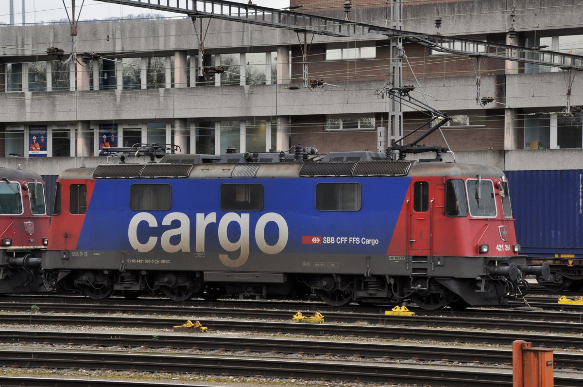 Re 421 393-0 am Güterbahnhof in Muttenz. Die Aufnahme stammt vom 08.02.2014.