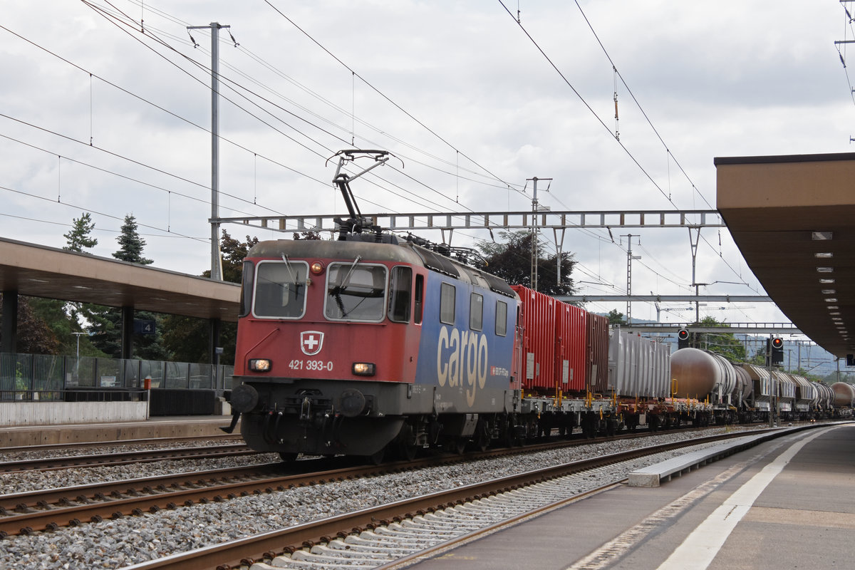 Re 421 393-0 durchfährt den Bahnhof Rupperswil. Die Aufnahme stammt vom 31.07.2019.