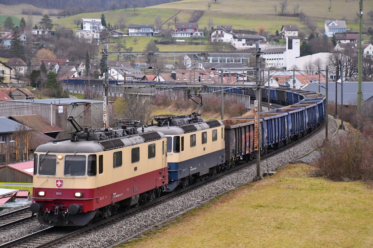 Re 421 393-0 gemeinsam mit 421 387-2 mit einem leeren Zuckerrübenzug von Islikon kommend in Richtung Basel unterwegs, aufgenommen bei Zeihen AG am 21.12.2020. Gruss zurück an den Lokführer 😀.