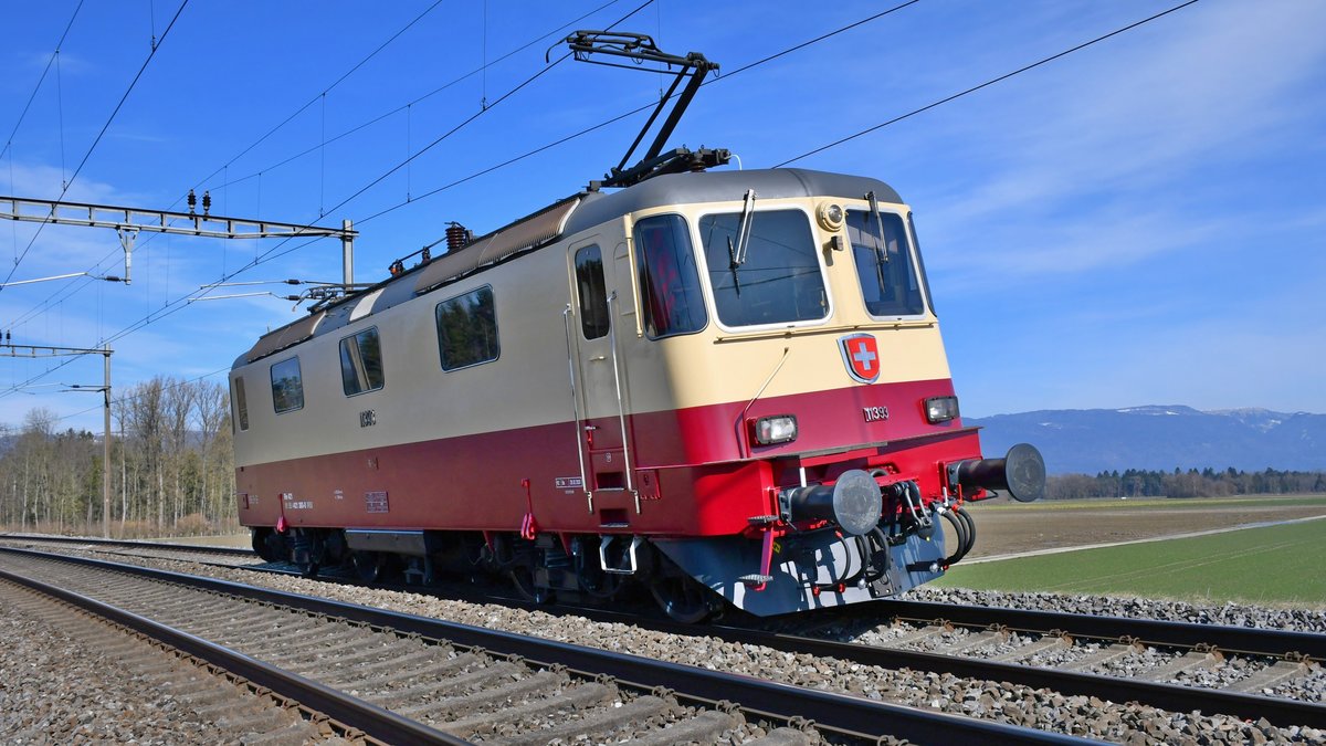 Re 421 393-0 in TEE Farben, aufgenommen kurz vor Busswil am 08.03.2020.