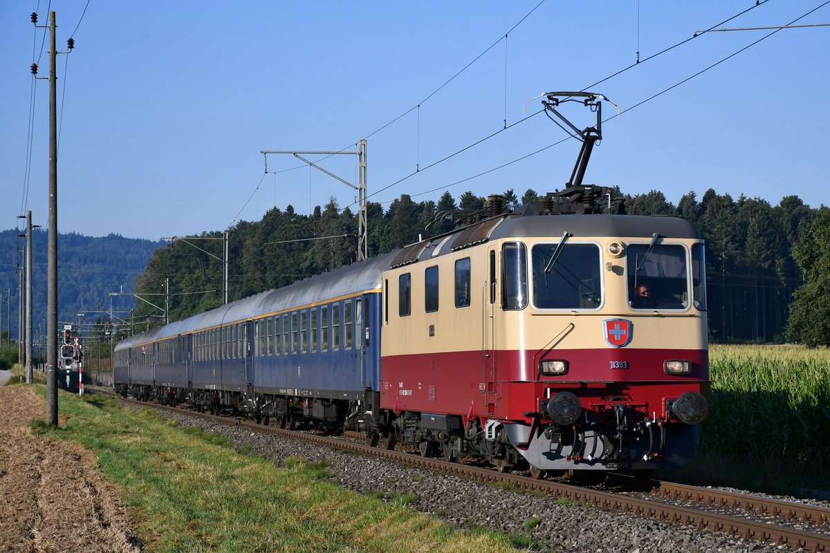 Re 421 393-0 in TEE Farben unterwegs von Lyss nach Schaffhausen mit dem Sonderzug zur Wiedereröffnung der Strecke Etzwilen - Singen, aufgenommen zwischen Mellingen (CH) und Dättwil (CH) am Morgen des 16.08.2020.