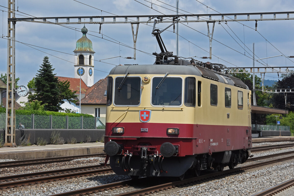Re 421 393-0 im TEE Look, durchfährt solo den Bahnhof Rupperswil. Die Aufnahme stammt vom 17.07.2021.