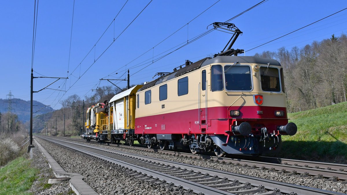 Re 421 393-0 unterwegs bei Umiken AG (CH) in Richtung Brugg AG (CH), aufgenommen am 25.03.2020.