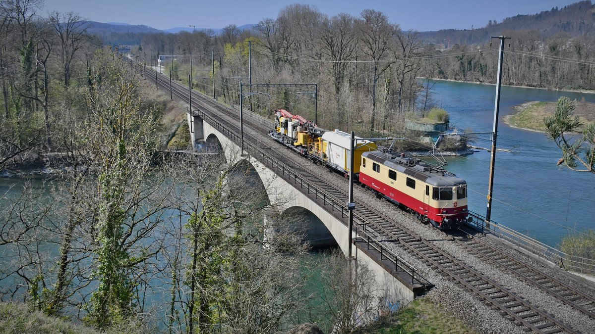 Re 421 393-0 unterwegs bei Turgi in Richtung Baden, überquert gerade die Reussbrücke am 25.03.2020.