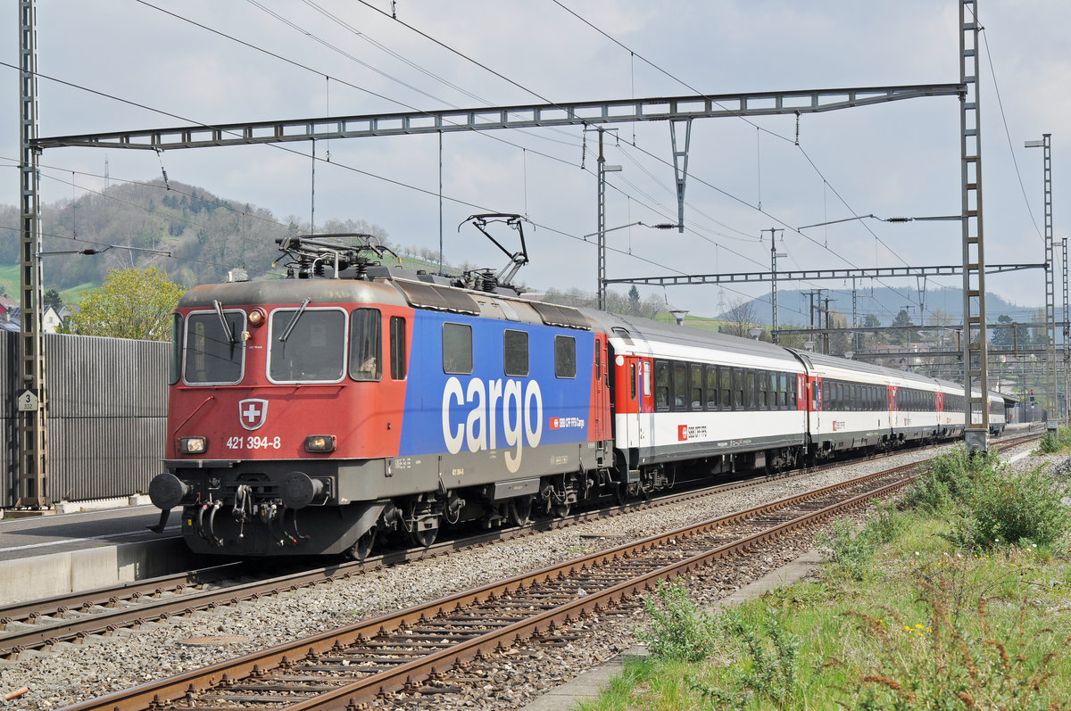Re 421 394-8 durchfährt den Bahnhof Gelterkinden. Die Aufnahme stammt vom 06.04.2017.