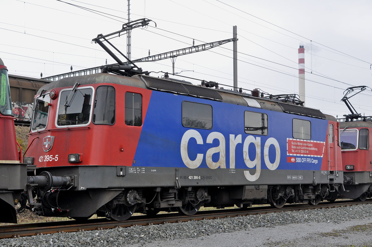 Re 421 395-5 wartet beim Güterbahnhof Muttenz auf den nächsten Einsatz. Die Aufnahme stammt vom 30.01.2017.