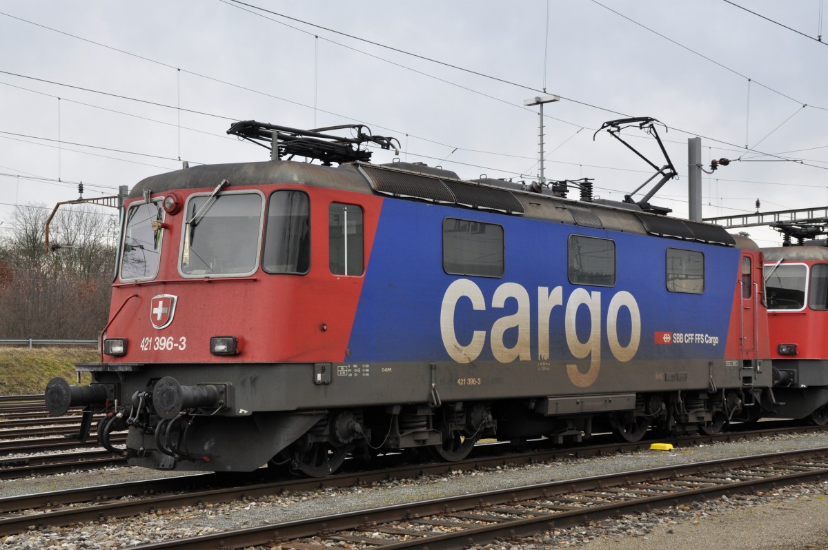 Re 421 396-3 am Güterbahnhof in Muttenz. Die Aufnahme stammt vom 08.02.2014.