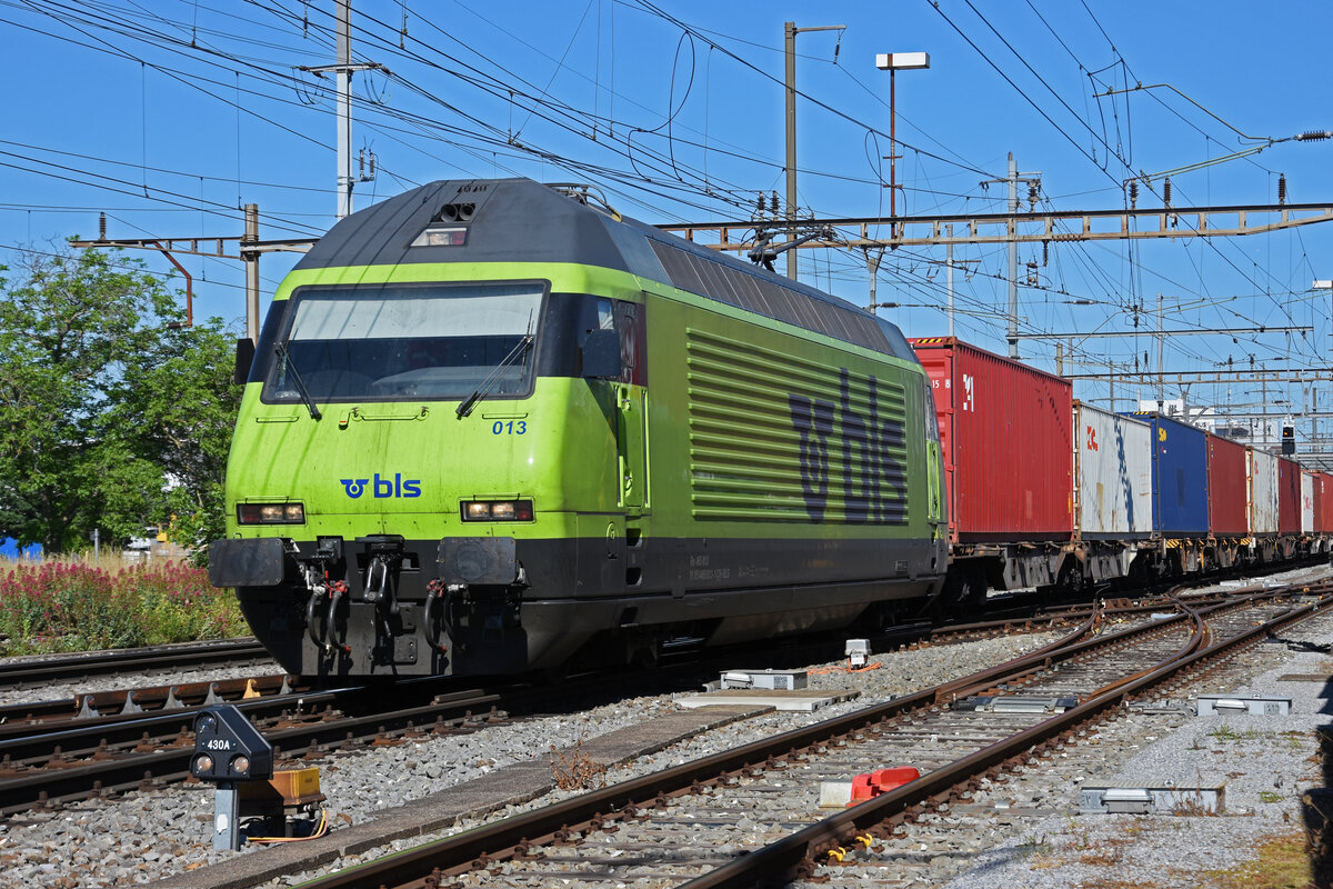 Re 425 013-1 durchfährt den Bahnhof Pratteln. Die Aufnahme stammt vom 14.06.2021.