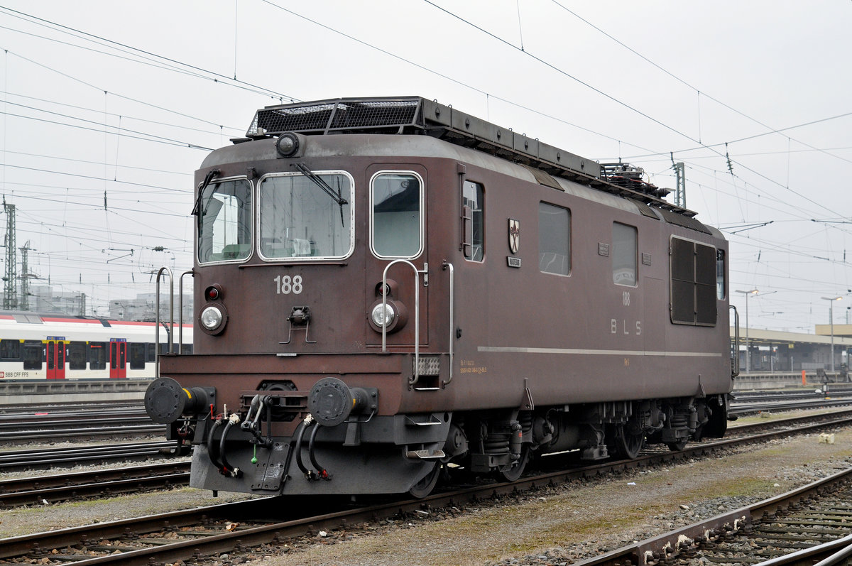 Re 425 108 ist beim Badischen Bahnhof abgestellt. Die Aufnahme stammt vom 19.12.2016.