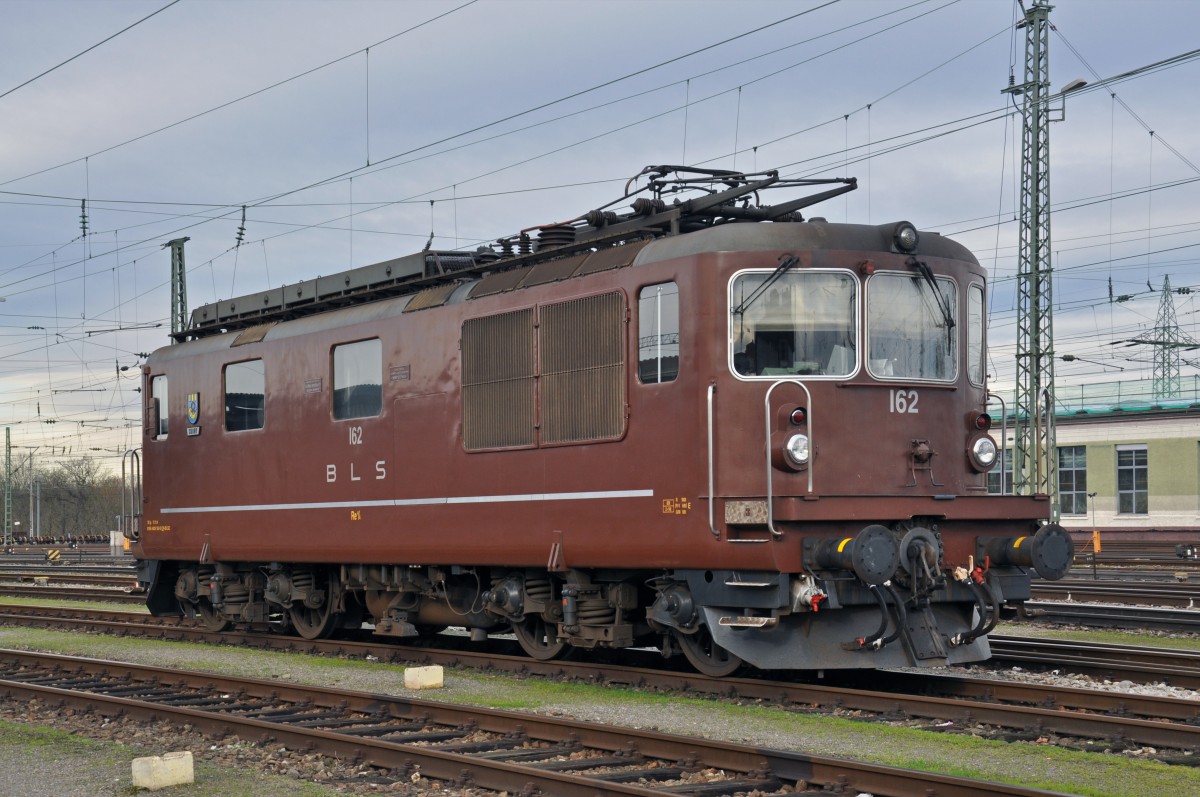 Re 425 162 wartet am Badischen Bahnhof auf den nächsten Einsatz. Die Aufnahme stammt vom 12.01.2015.