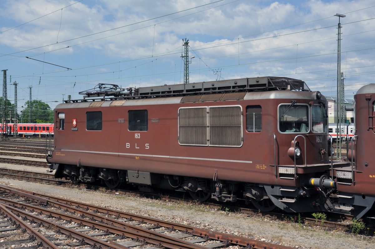 Re 425 163 der BLS abgestellt am Badischen Bahnhof in Basel. Die Aufnahme stammt vom 16.06.2014.