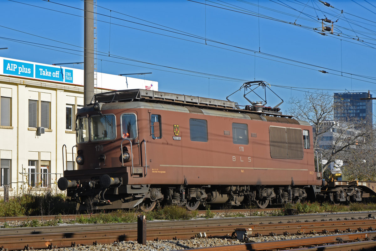 Re 425 170 der BLS durchfährt den Bahnhof Pratteln. Die Aufnahme stammt vom 18.11.2020.