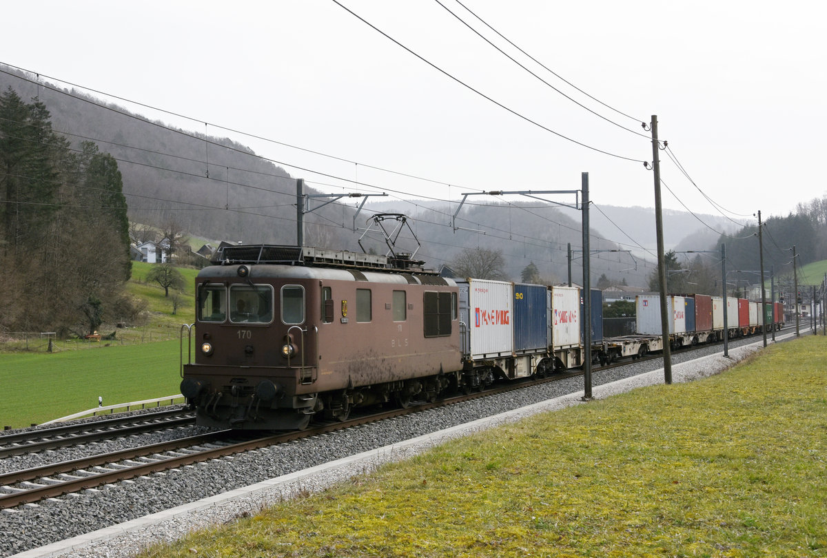 Re 425 170 der BLS fährt Richtung Bahnhof Gelterkinden. Die Aufnahme stammt vom 26.02.2021.