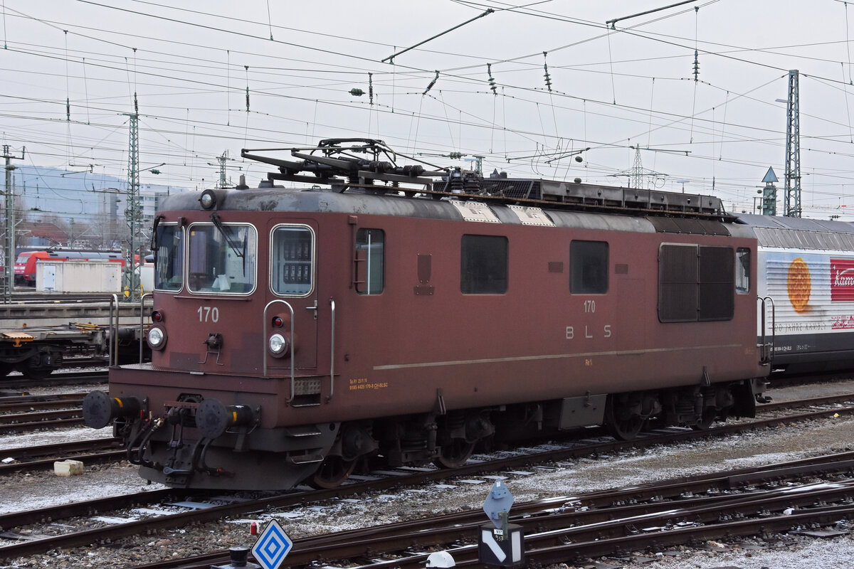 Re 425 170 der BLS steht in der Abstellanlage beim badischen Bahnhof. Die Aufnahme stammt vom 21.12.2021.