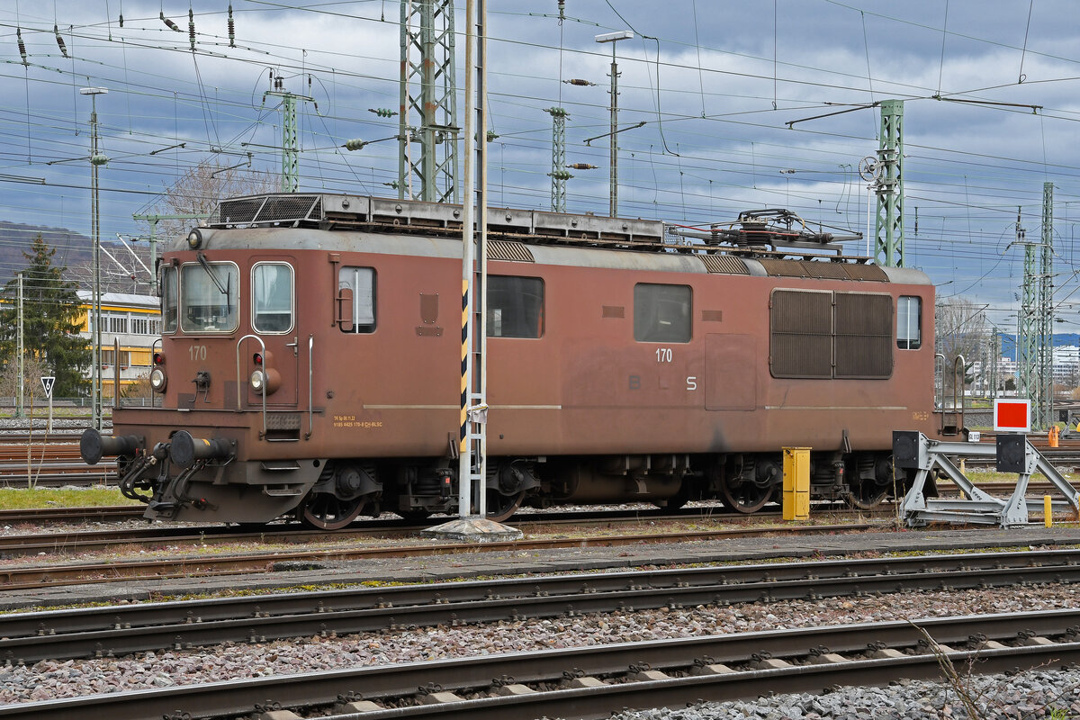 Re 425 170 der BLS steht am 08.03.2023 auf einem Abstellgleis beim badischen Bahnhof.
