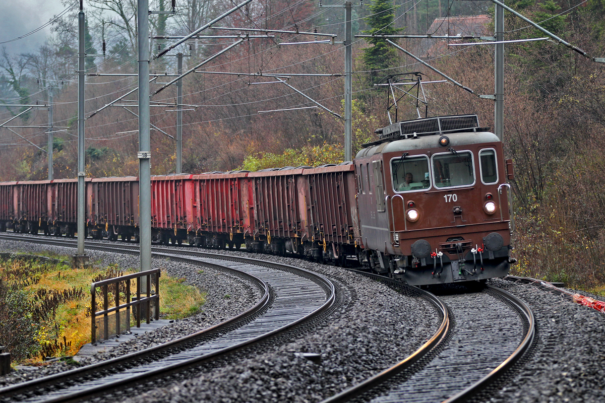 Re 425 170 mit einem Hochbordwagenzug bei Arth-Goldau.Bild 2.12.2014