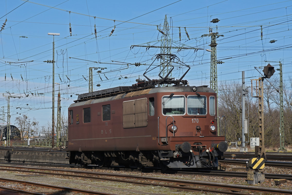 Re 425 170 verlässt die Abstellanlage beim badischen Bahnhof. Die Aufnahme stammt vom 21.02.2020.