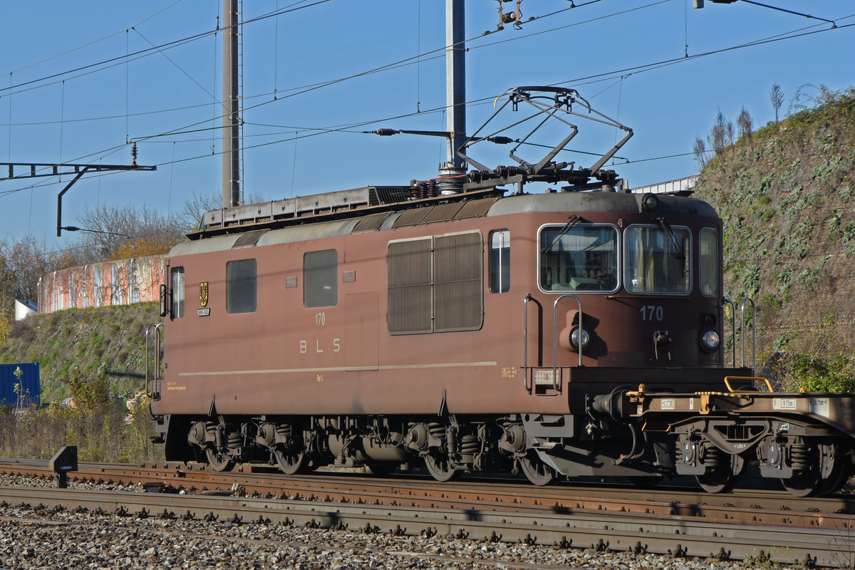 Re 425 171 der BLS durchfährt den Bahnhof Pratteln. Die Aufnahme stammt vom 18.11.2020.
